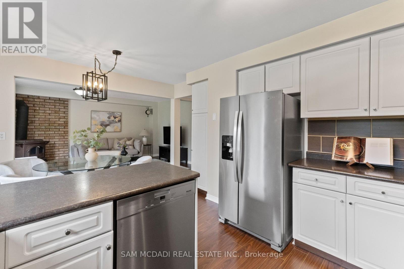 470 Aberfoyle Court, Mississauga, ON - Indoor Photo Showing Kitchen