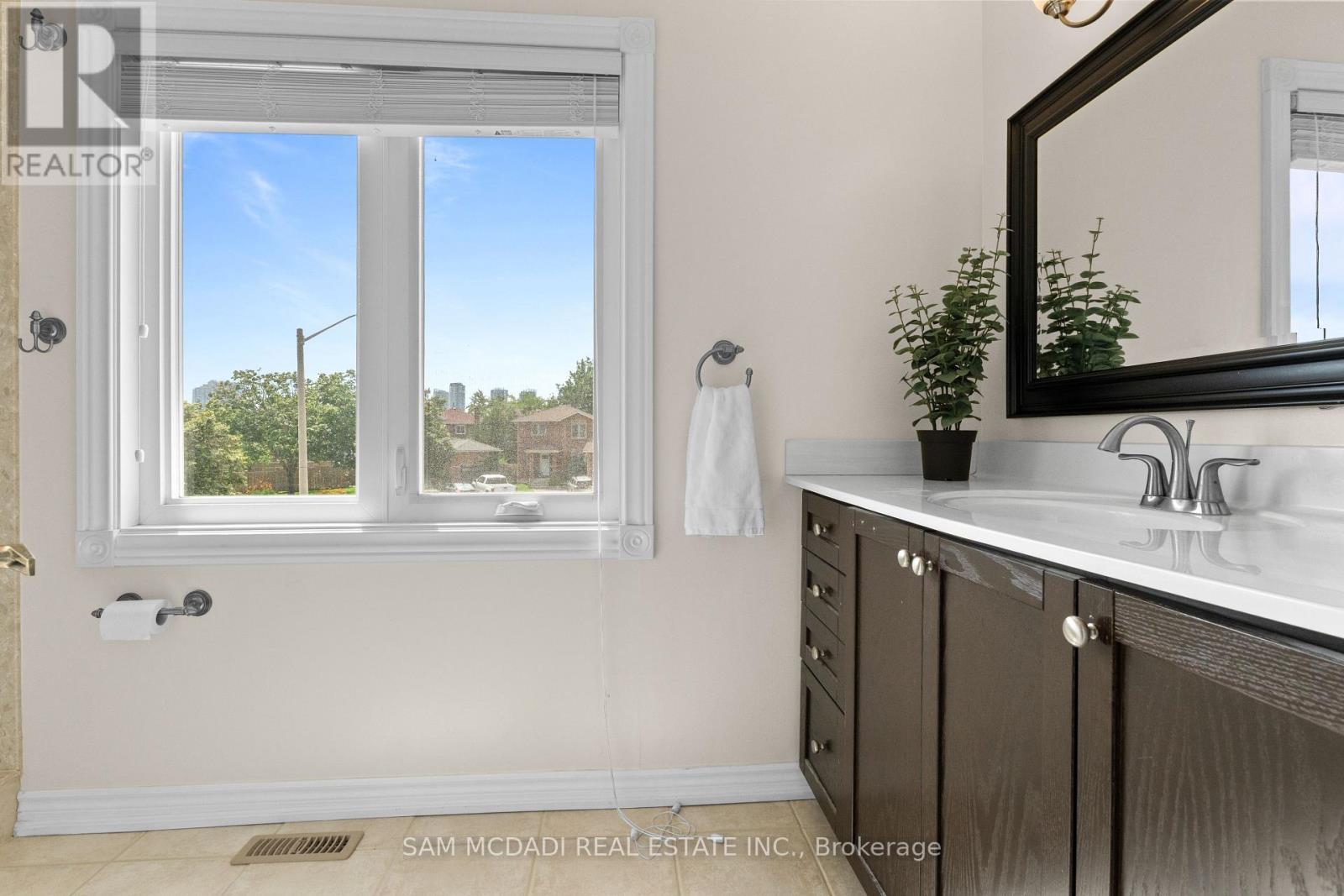 470 Aberfoyle Court, Mississauga, ON - Indoor Photo Showing Bathroom