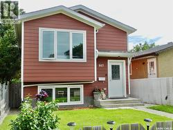 907 Ominica STREET E Moose Jaw, SK S6H 0J1
