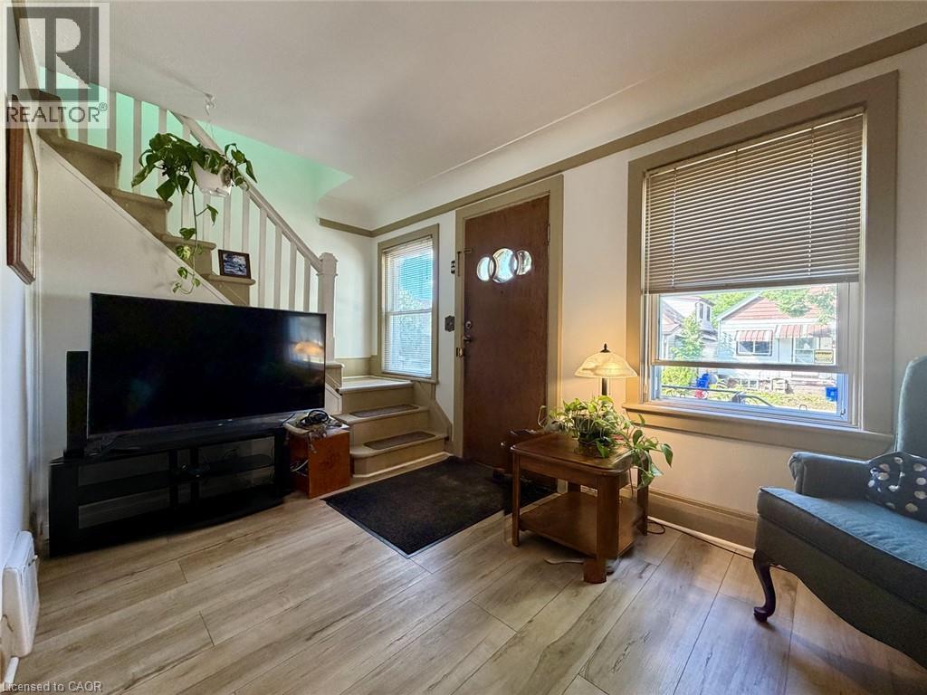 55 Holmes Avenue, Hamilton, ON - Indoor Photo Showing Living Room