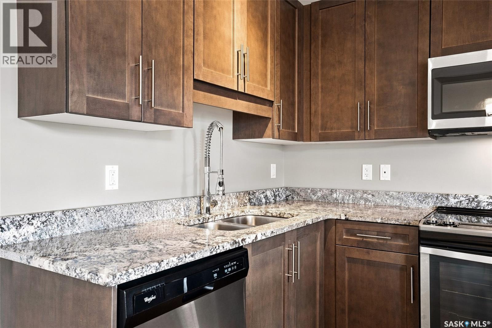 343 Rajput Way, Saskatoon, SK - Indoor Photo Showing Kitchen With Double Sink With Upgraded Kitchen
