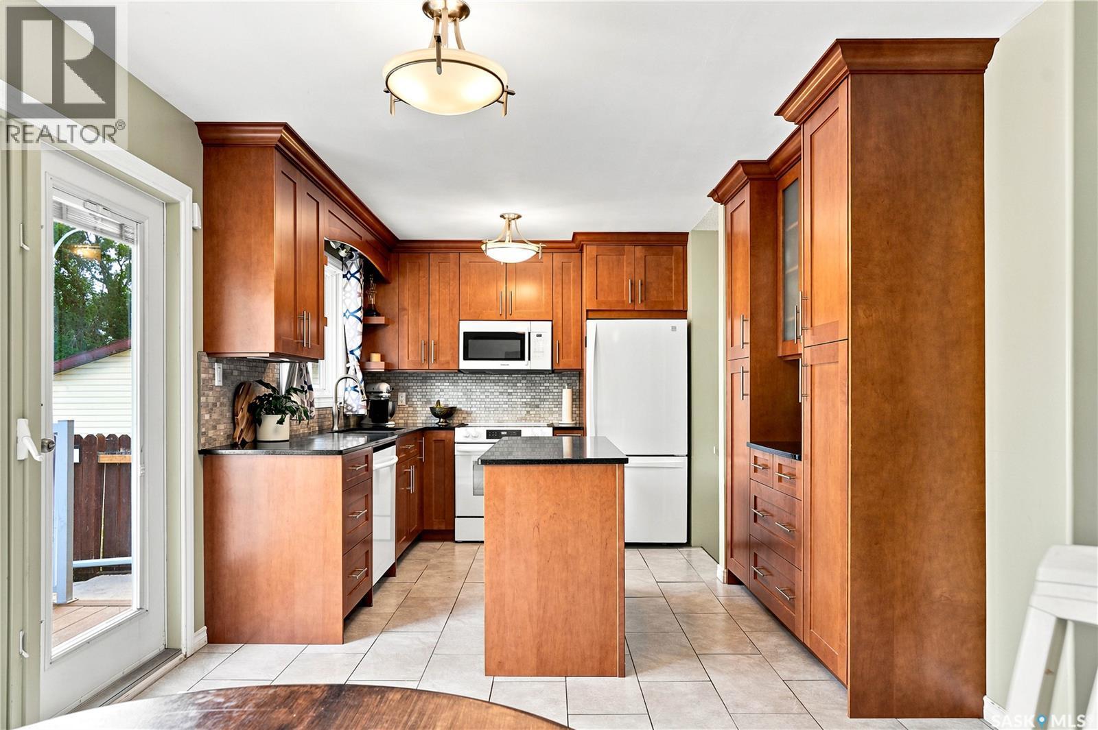 506 Fisher Crescent, Saskatoon, SK - Indoor Photo Showing Kitchen