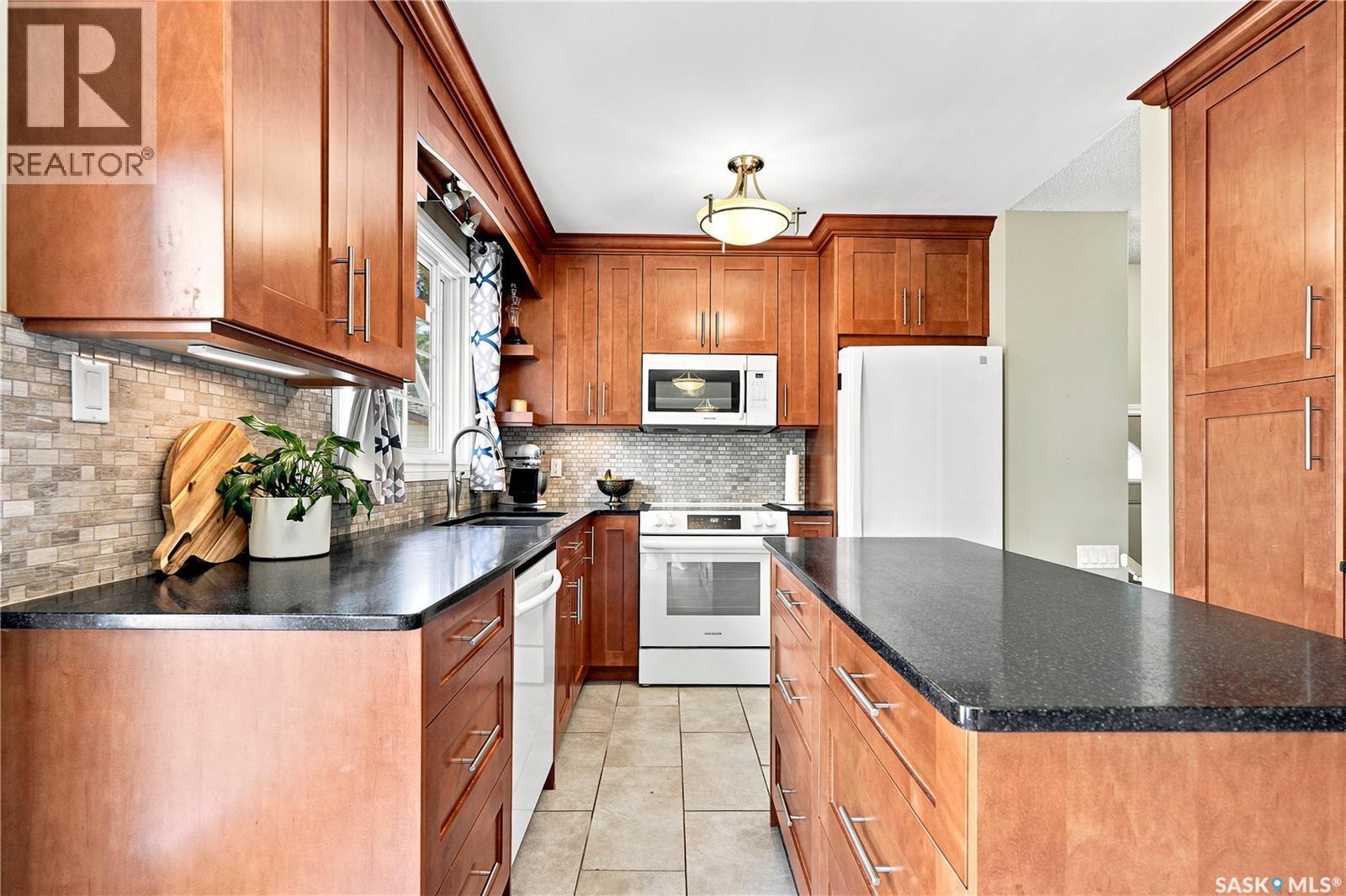 506 Fisher Crescent, Saskatoon, SK - Indoor Photo Showing Kitchen