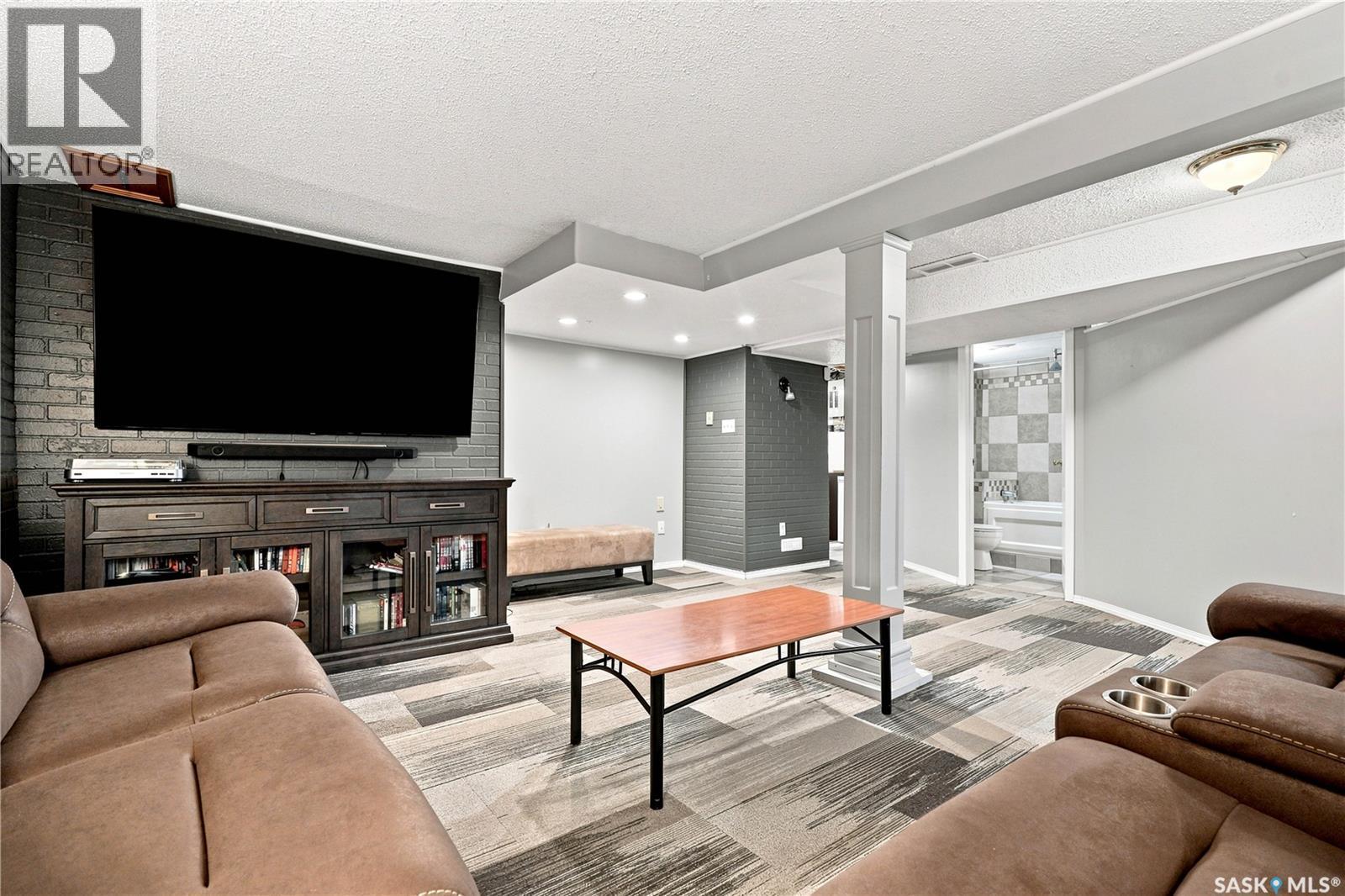 506 Fisher Crescent, Saskatoon, SK - Indoor Photo Showing Living Room