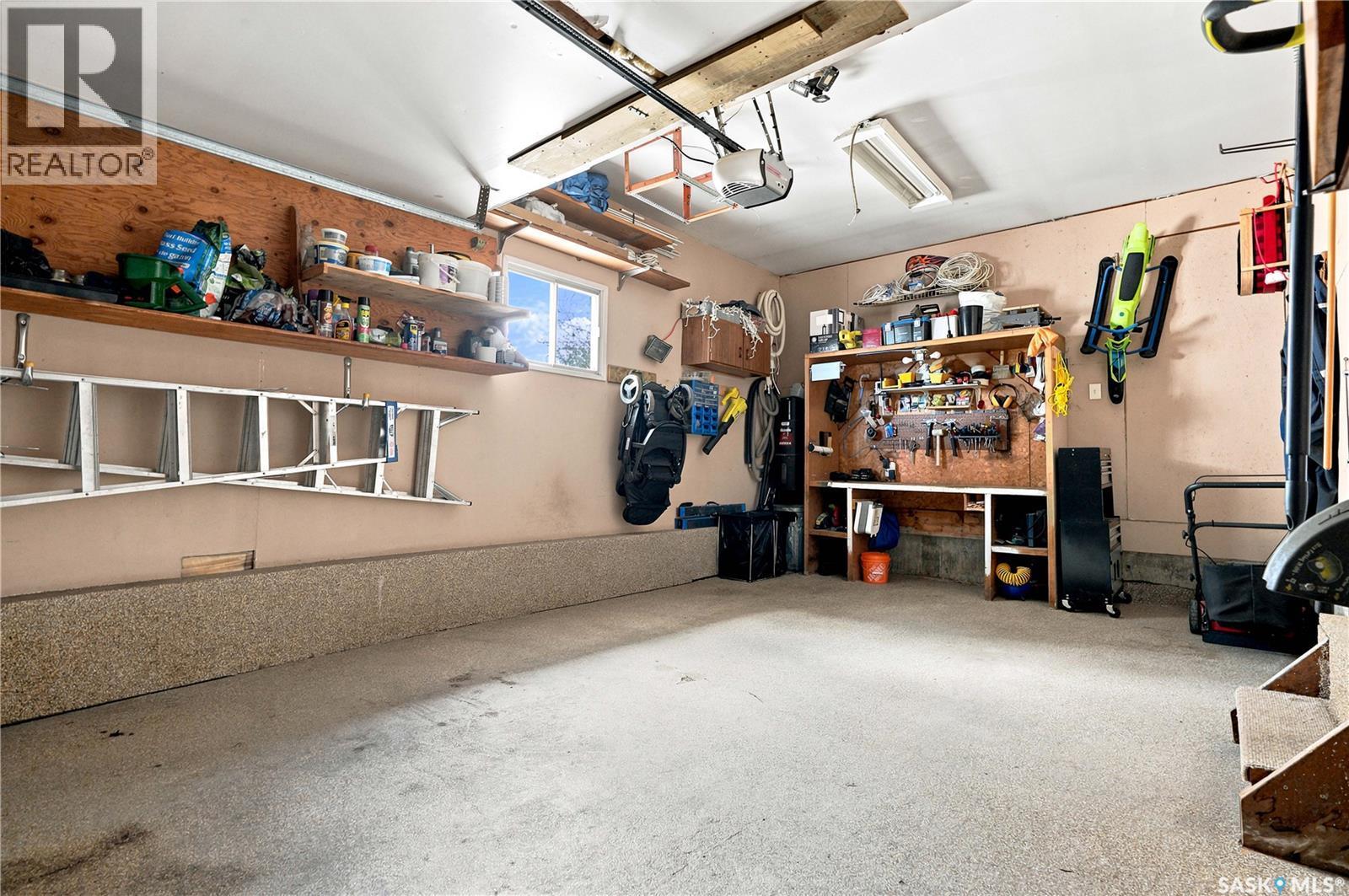 506 Fisher Crescent, Saskatoon, SK - Indoor Photo Showing Garage