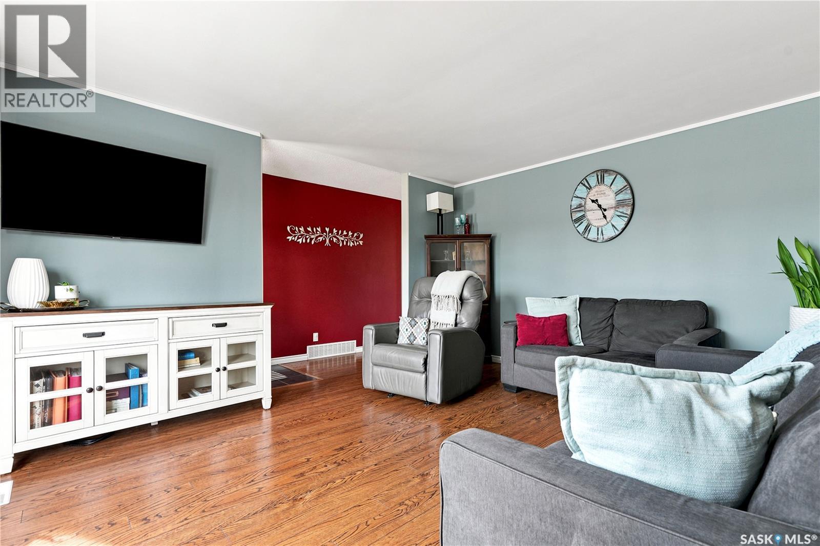 506 Fisher Crescent, Saskatoon, SK - Indoor Photo Showing Living Room