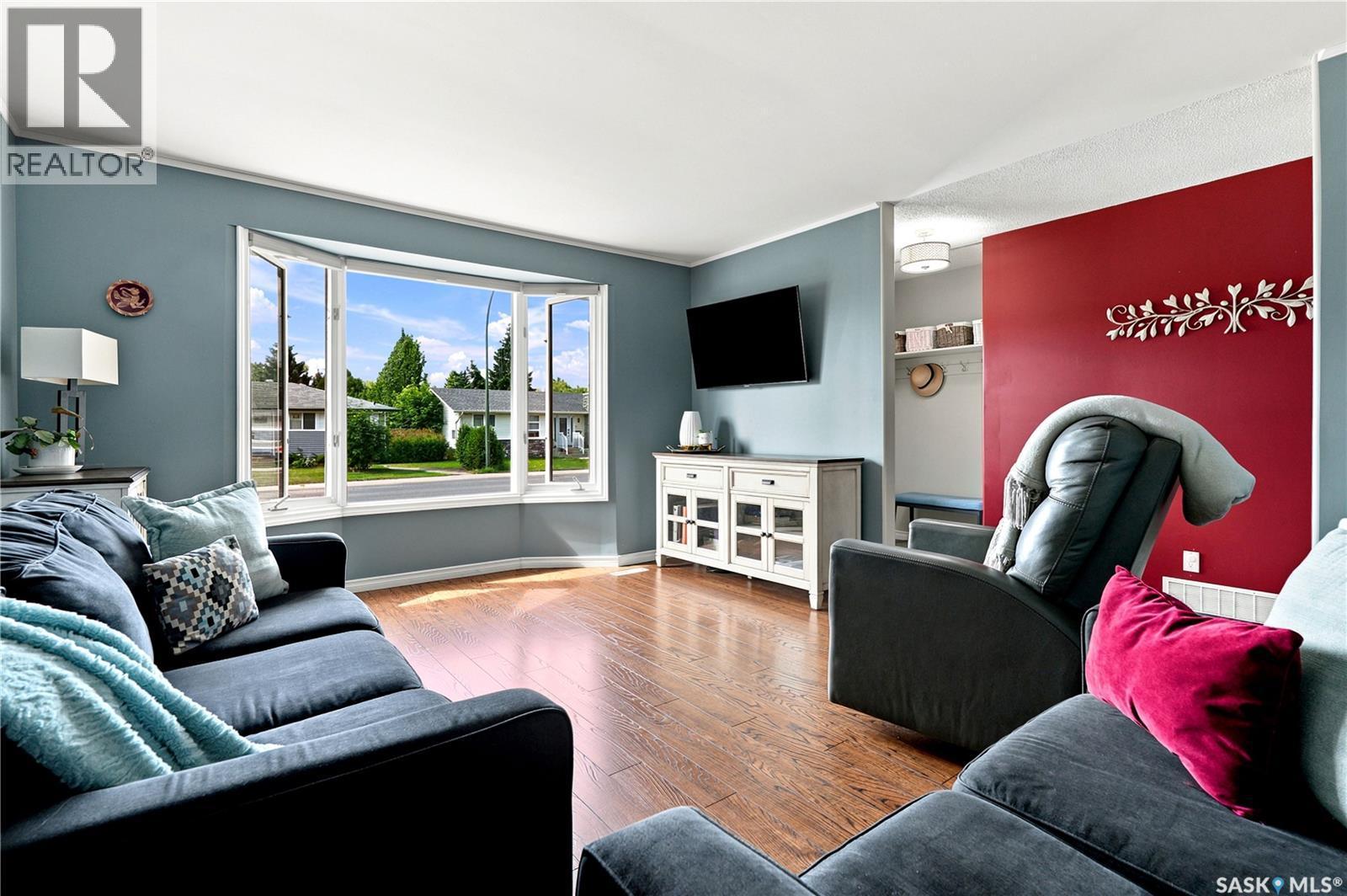 506 Fisher Crescent, Saskatoon, SK - Indoor Photo Showing Living Room