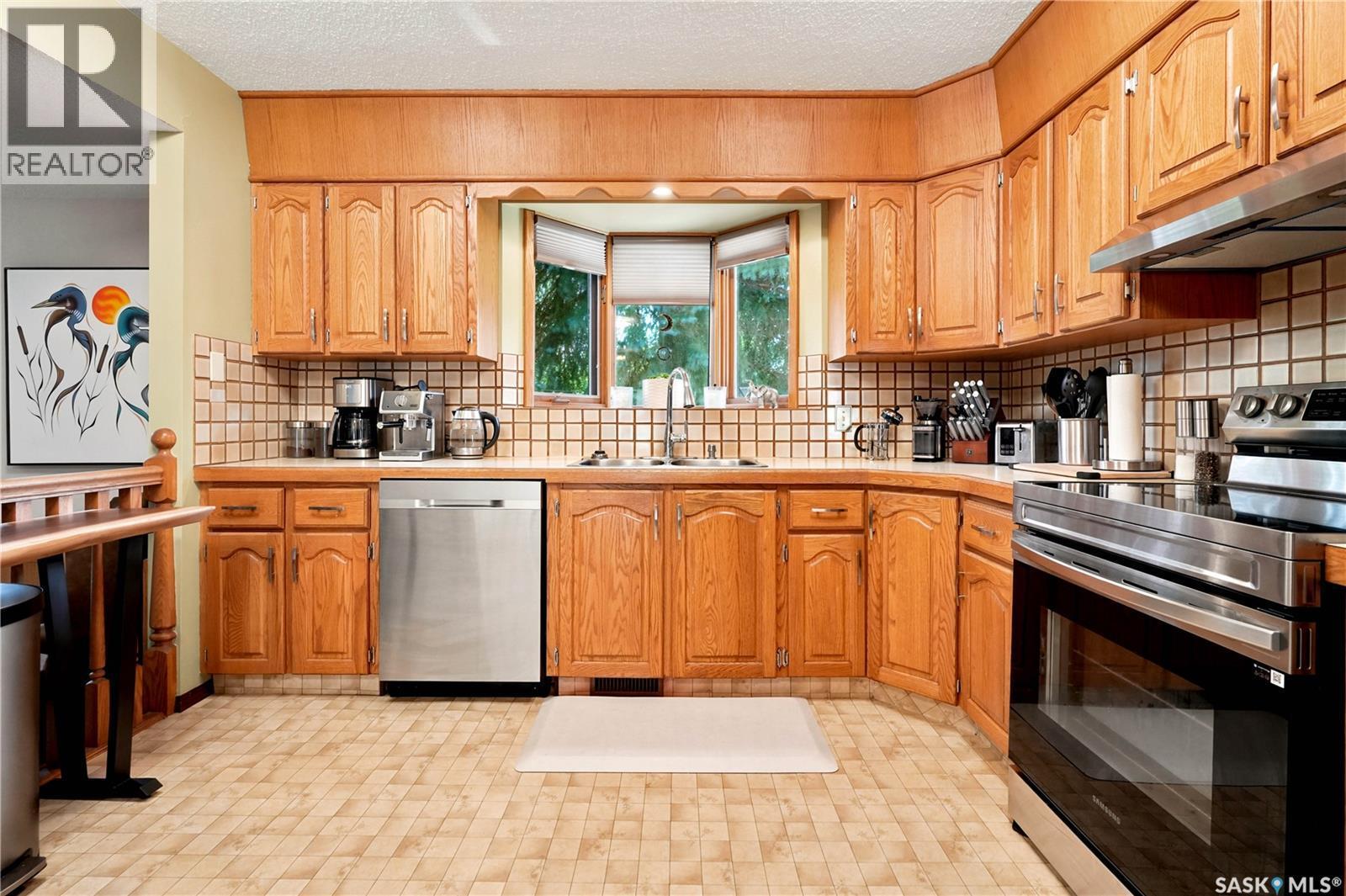 2734 Poplar Place E, Regina, SK - Indoor Photo Showing Kitchen With Double Sink