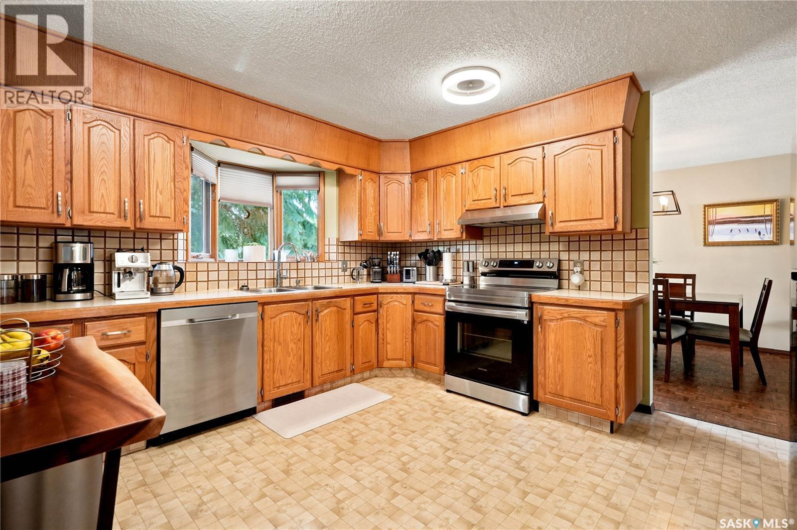 2734 Poplar Place E, Regina, SK - Indoor Photo Showing Kitchen