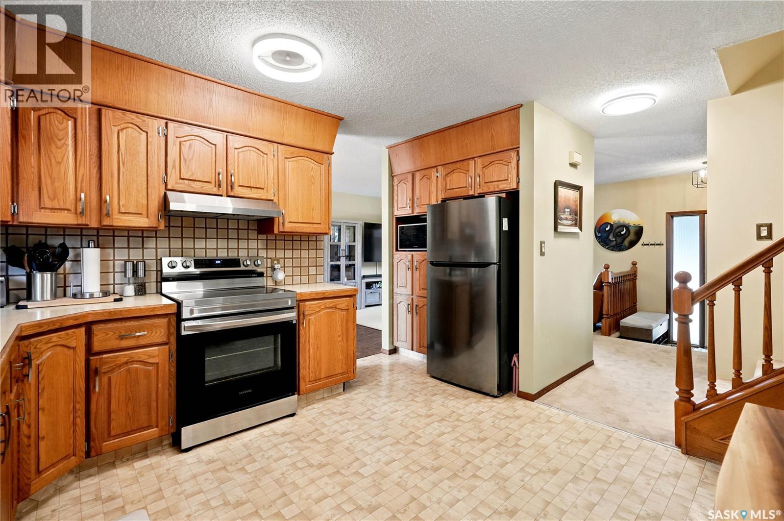 2734 Poplar Place E, Regina, SK - Indoor Photo Showing Kitchen
