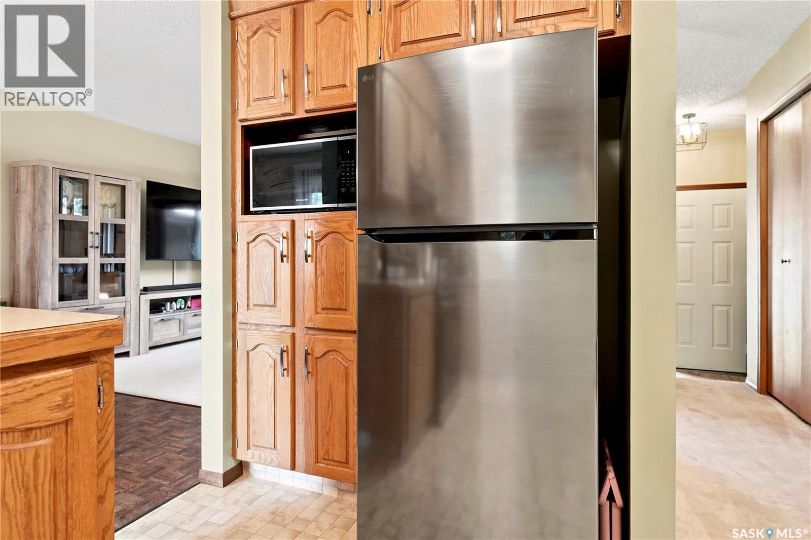 2734 Poplar Place E, Regina, SK - Indoor Photo Showing Kitchen
