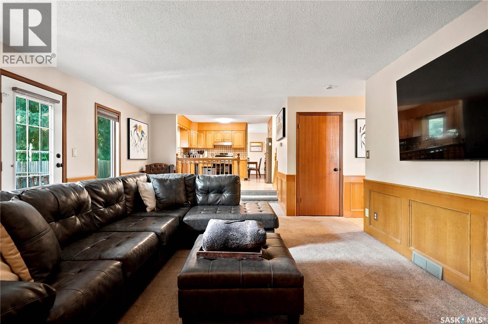 2734 Poplar Place E, Regina, SK - Indoor Photo Showing Living Room