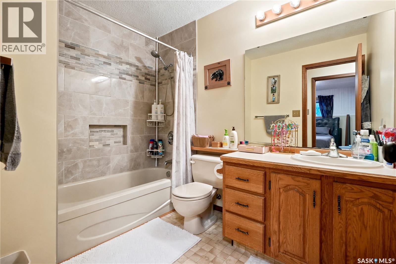 2734 Poplar Place E, Regina, SK - Indoor Photo Showing Bathroom