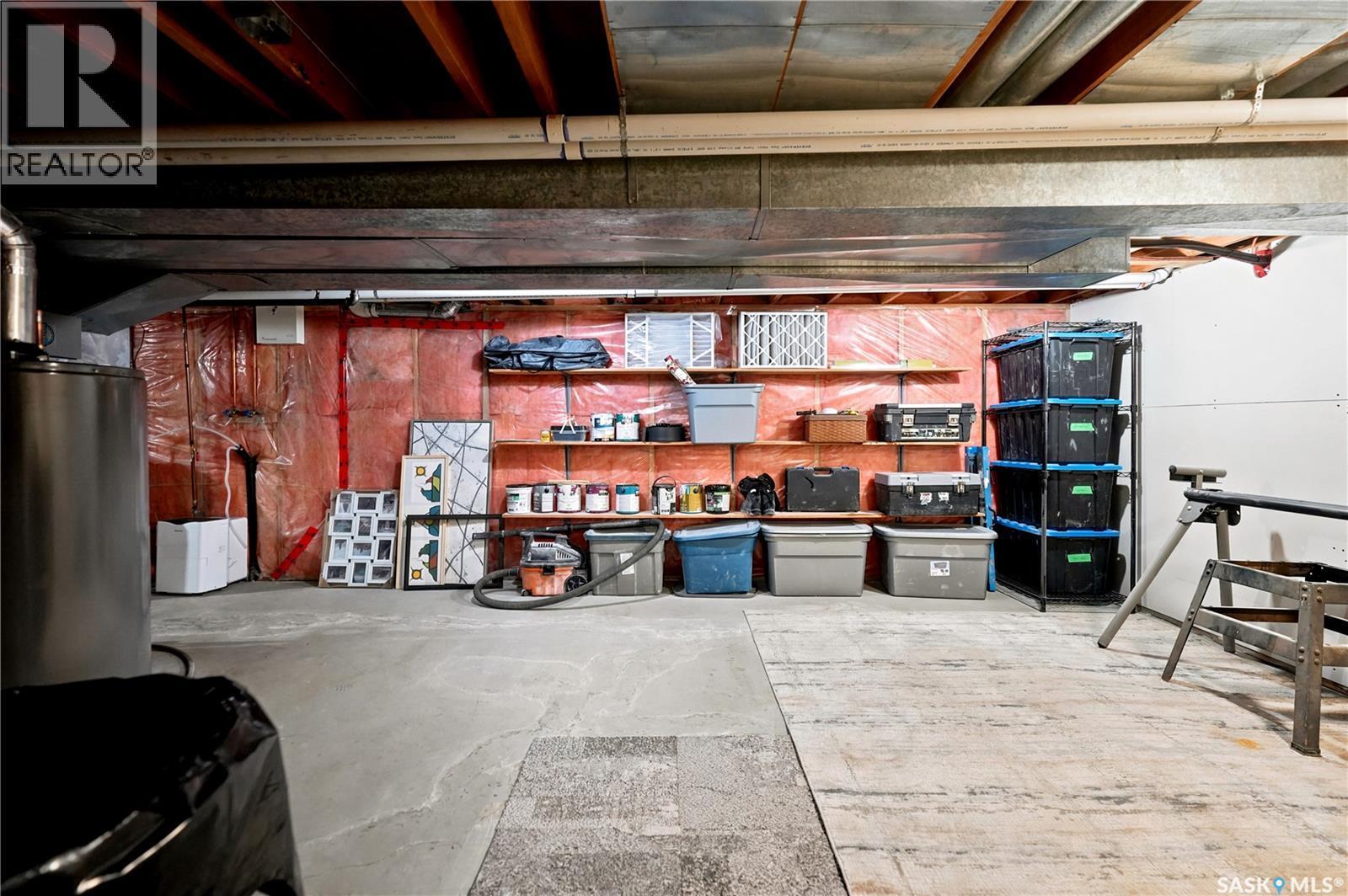 2734 Poplar Place E, Regina, SK - Indoor Photo Showing Garage