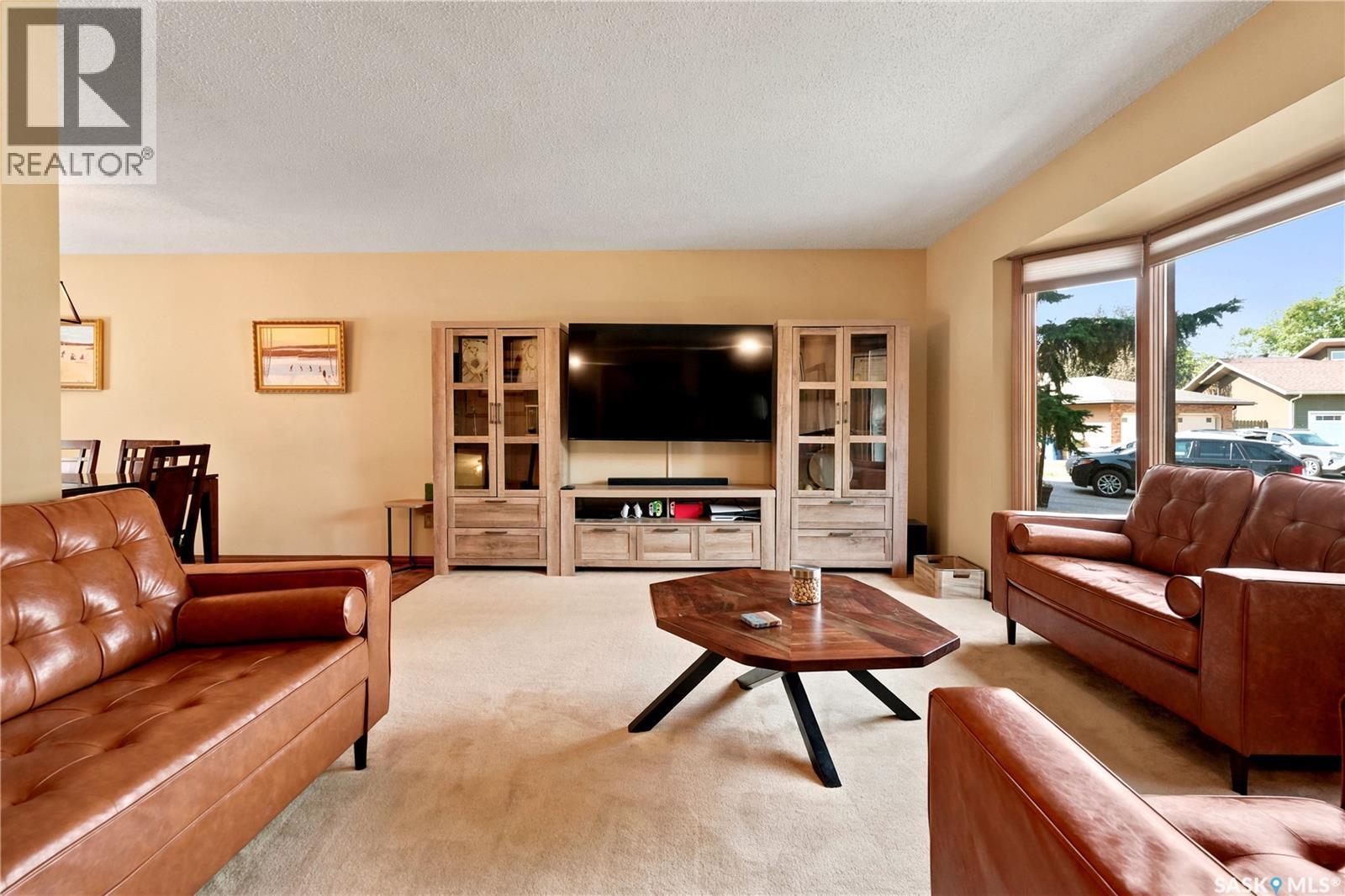 2734 Poplar Place E, Regina, SK - Indoor Photo Showing Living Room
