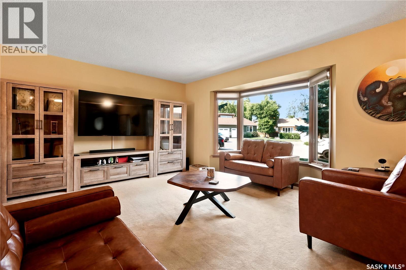 2734 Poplar Place E, Regina, SK - Indoor Photo Showing Living Room