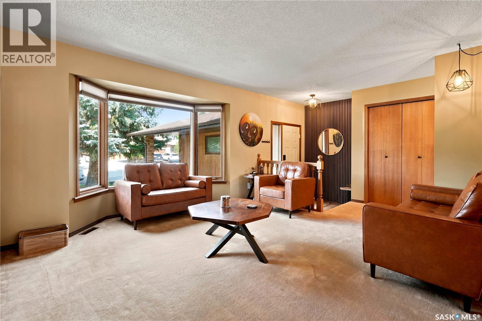 2734 Poplar Place E, Regina, SK - Indoor Photo Showing Living Room