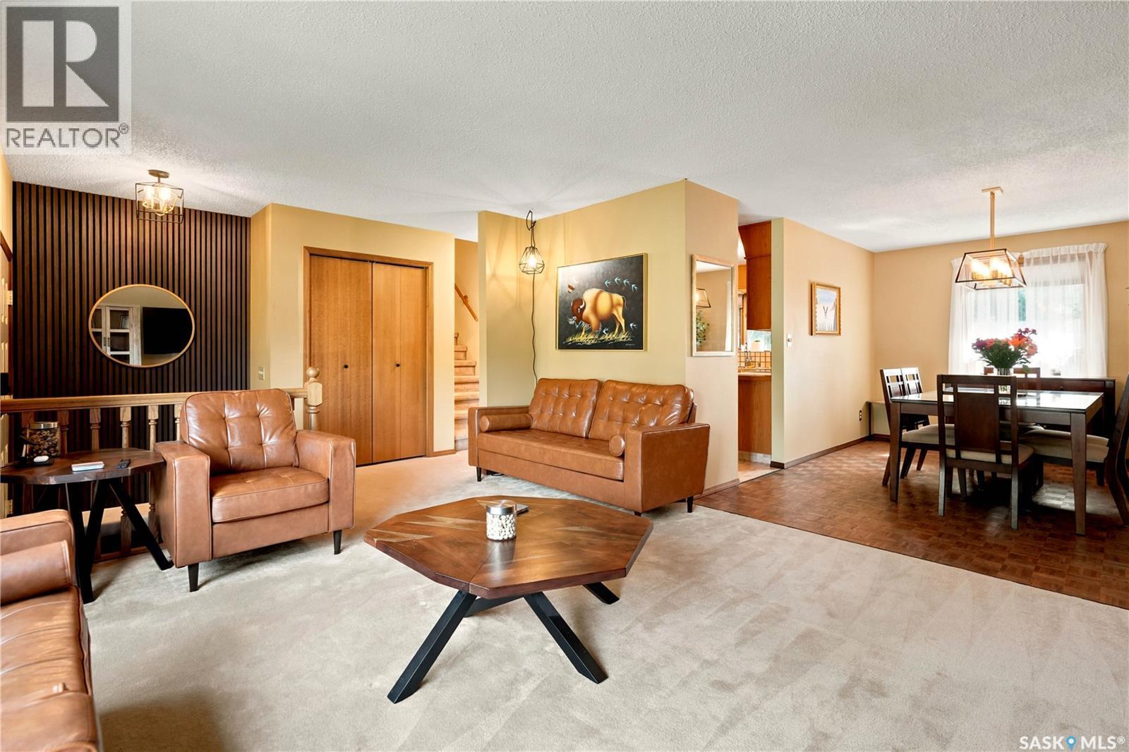 2734 Poplar Place E, Regina, SK - Indoor Photo Showing Living Room