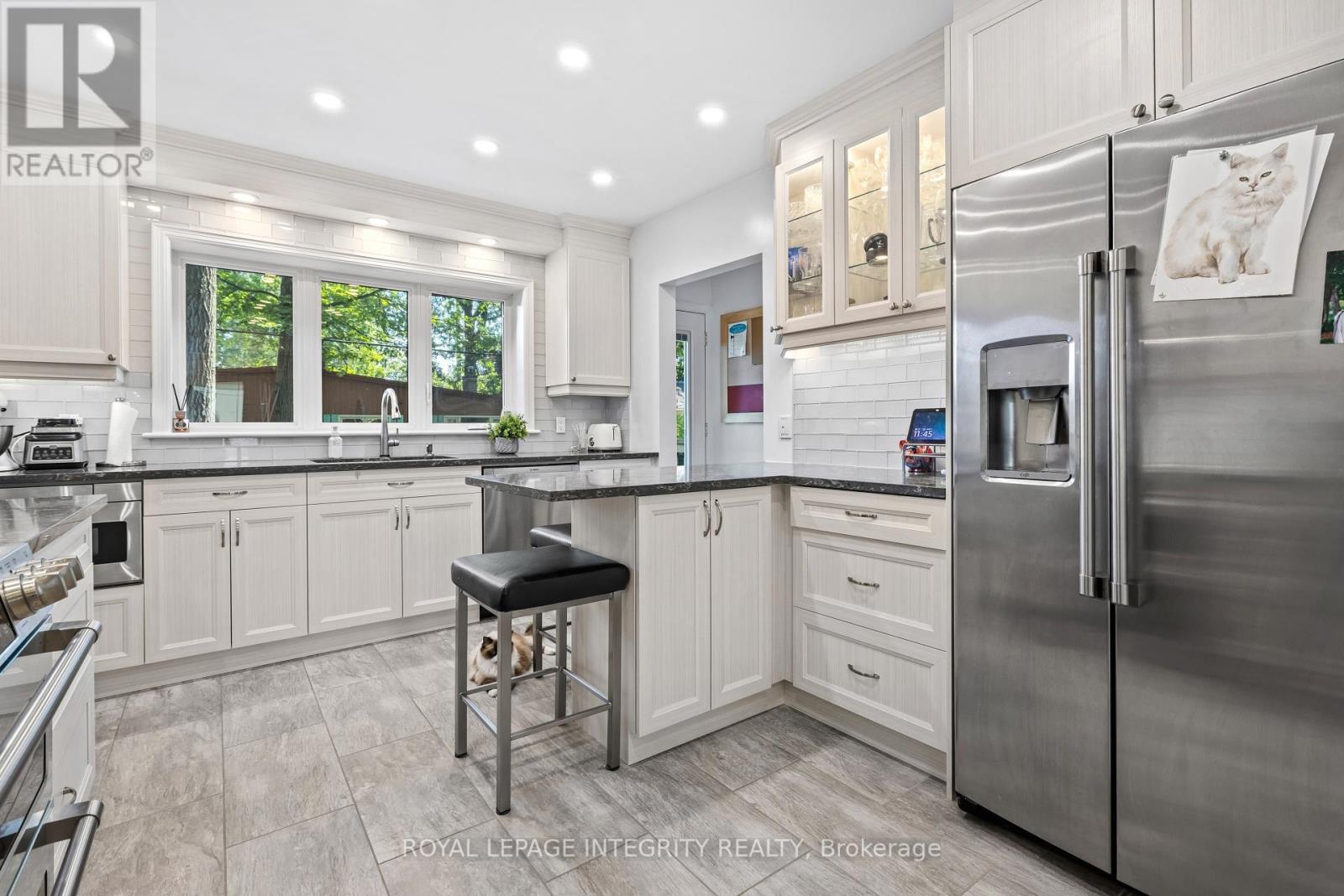 2183 Woodcrest Road, Ottawa, ON - Indoor Photo Showing Kitchen With Upgraded Kitchen