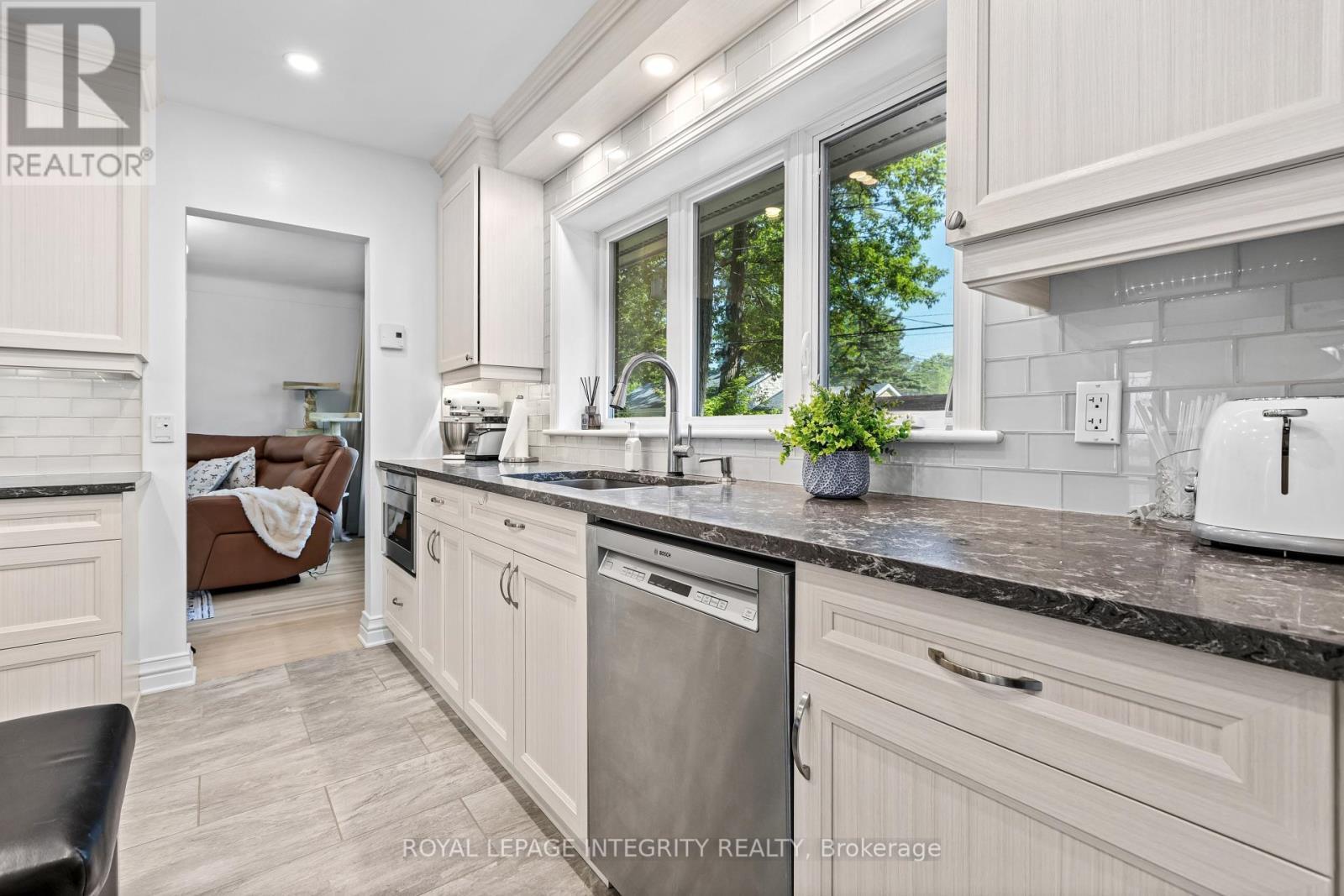 2183 Woodcrest Road, Ottawa, ON - Indoor Photo Showing Kitchen