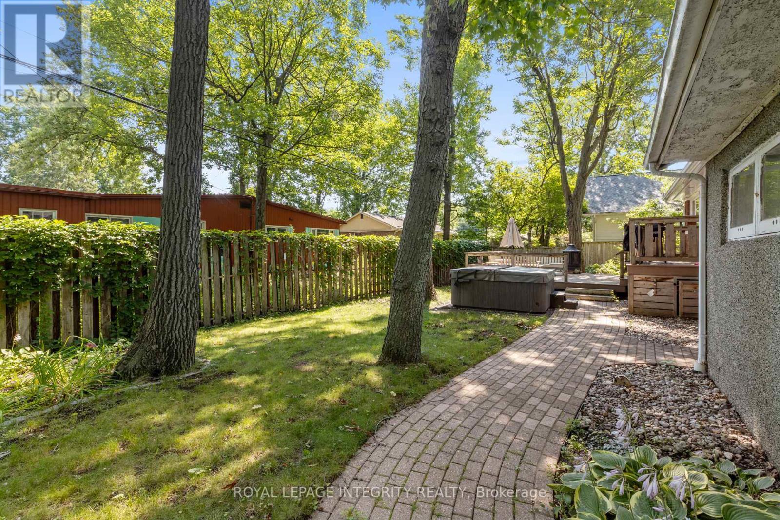 2183 Woodcrest Road, Ottawa, ON - Outdoor