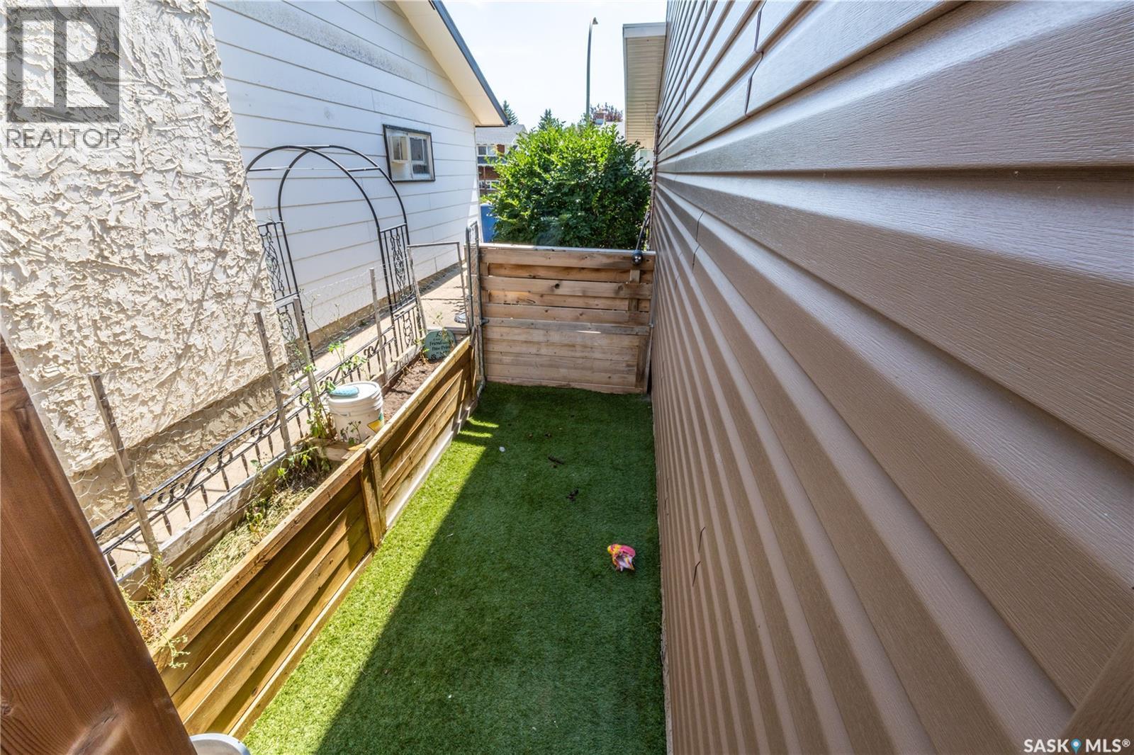 1259 Maybery Crescent, Moose Jaw, SK - Outdoor