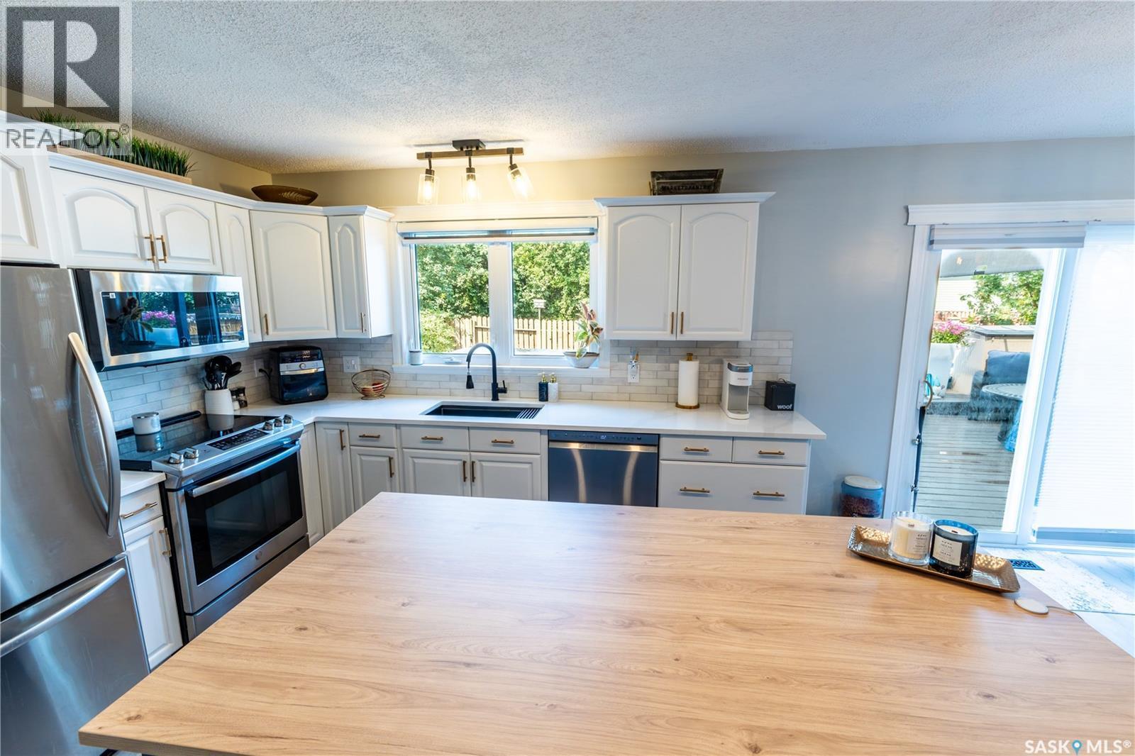 1259 Maybery Crescent, Moose Jaw, SK - Indoor Photo Showing Kitchen