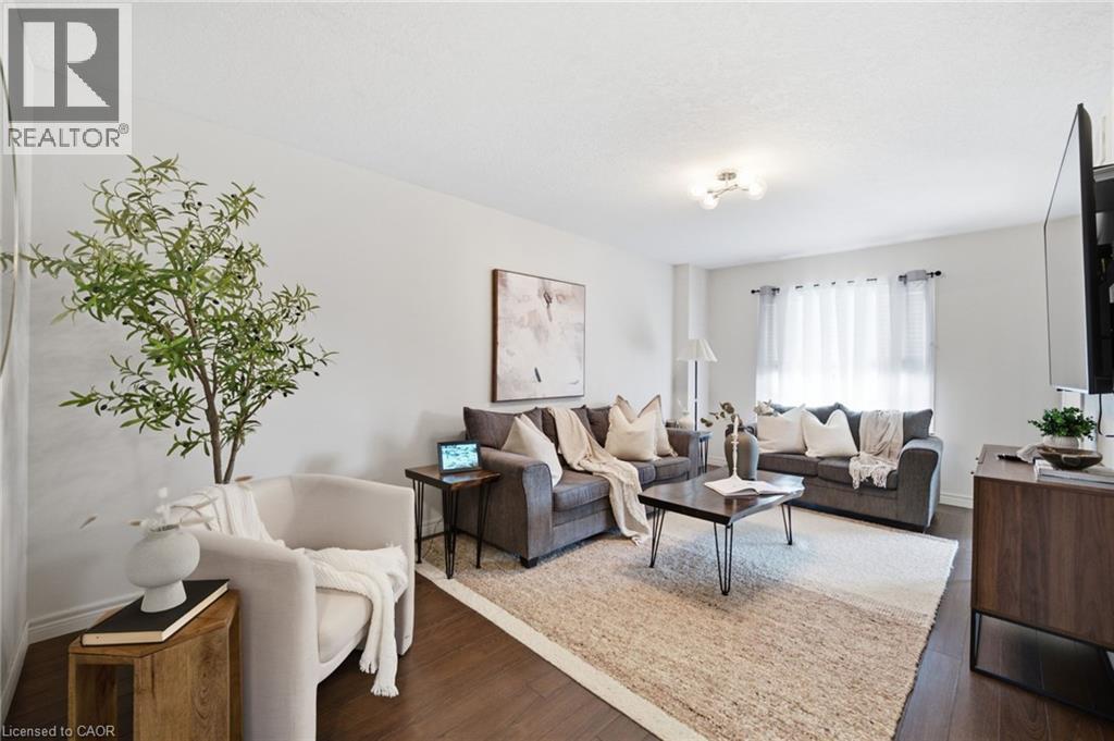 120 Yates Avenue, Cambridge, ON - Indoor Photo Showing Living Room