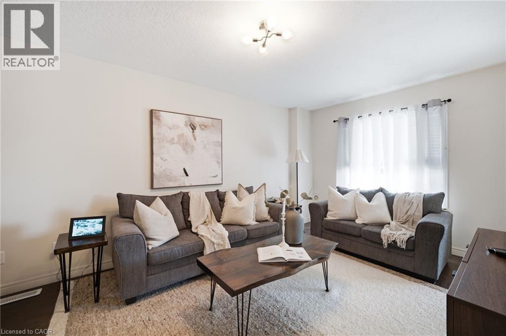 120 Yates Avenue, Cambridge, ON - Indoor Photo Showing Living Room