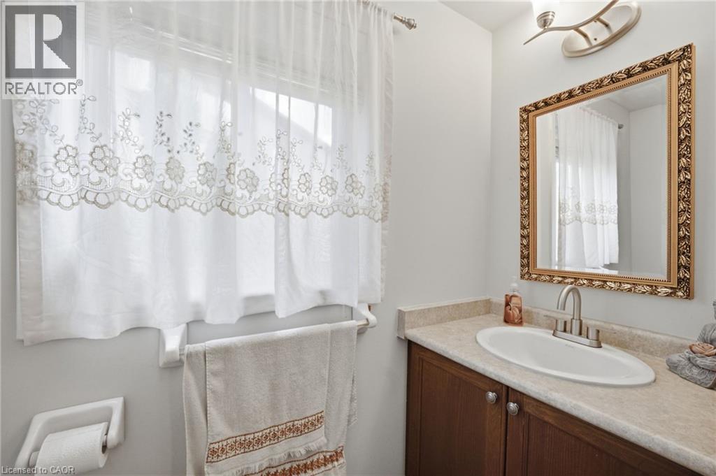 120 Yates Avenue, Cambridge, ON - Indoor Photo Showing Bathroom