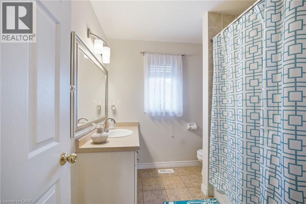 120 Yates Avenue, Cambridge, ON - Indoor Photo Showing Bathroom