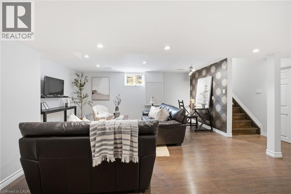 120 Yates Avenue, Cambridge, ON - Indoor Photo Showing Living Room