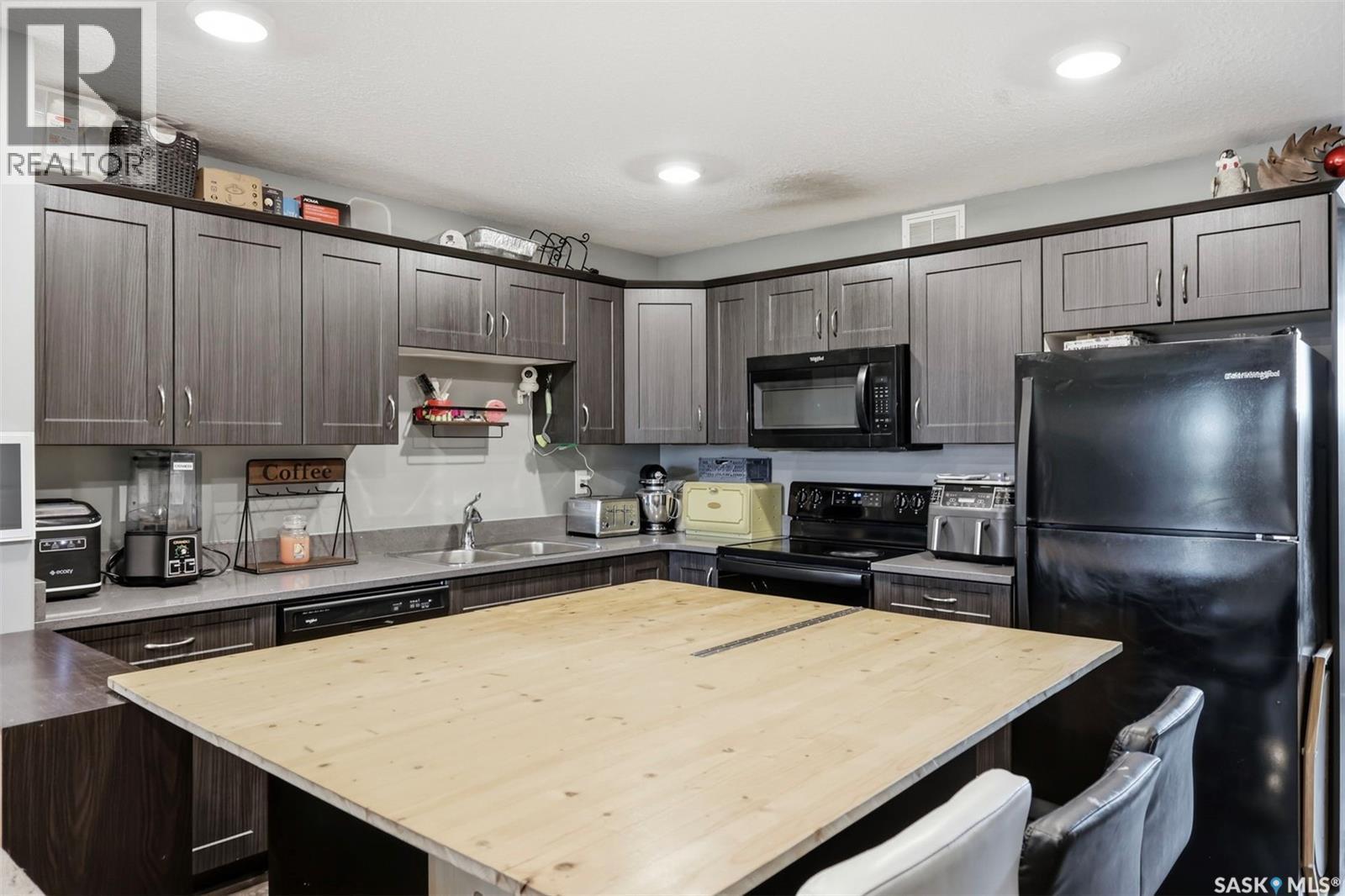 610 Baltzan Boulevard, Saskatoon, SK - Indoor Photo Showing Kitchen With Double Sink