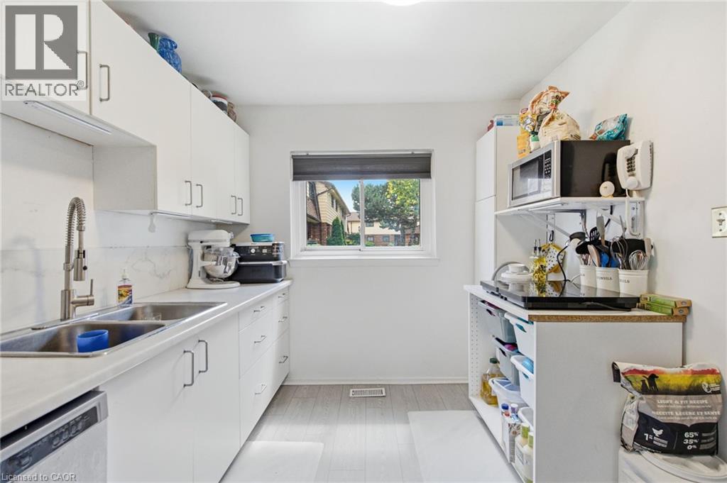 20 Glenvale Drive Unit# 94, Hamilton, ON - Indoor Photo Showing Kitchen With Double Sink