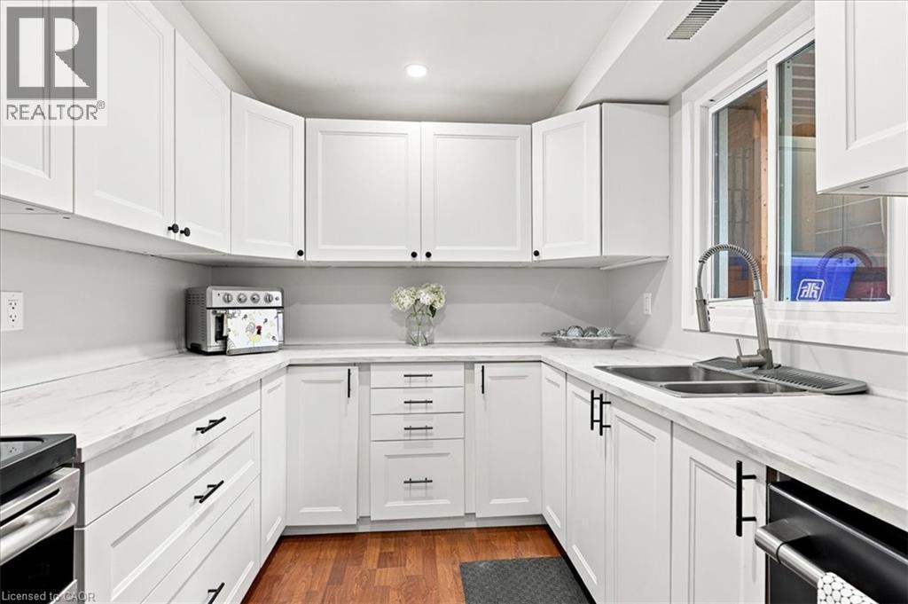 65 Glamis Road Unit# 8, Cambridge, ON - Indoor Photo Showing Kitchen With Double Sink