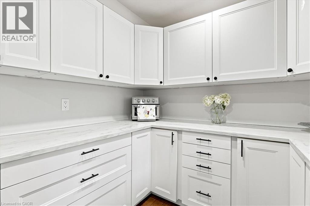 65 Glamis Road Unit# 8, Cambridge, ON - Indoor Photo Showing Kitchen