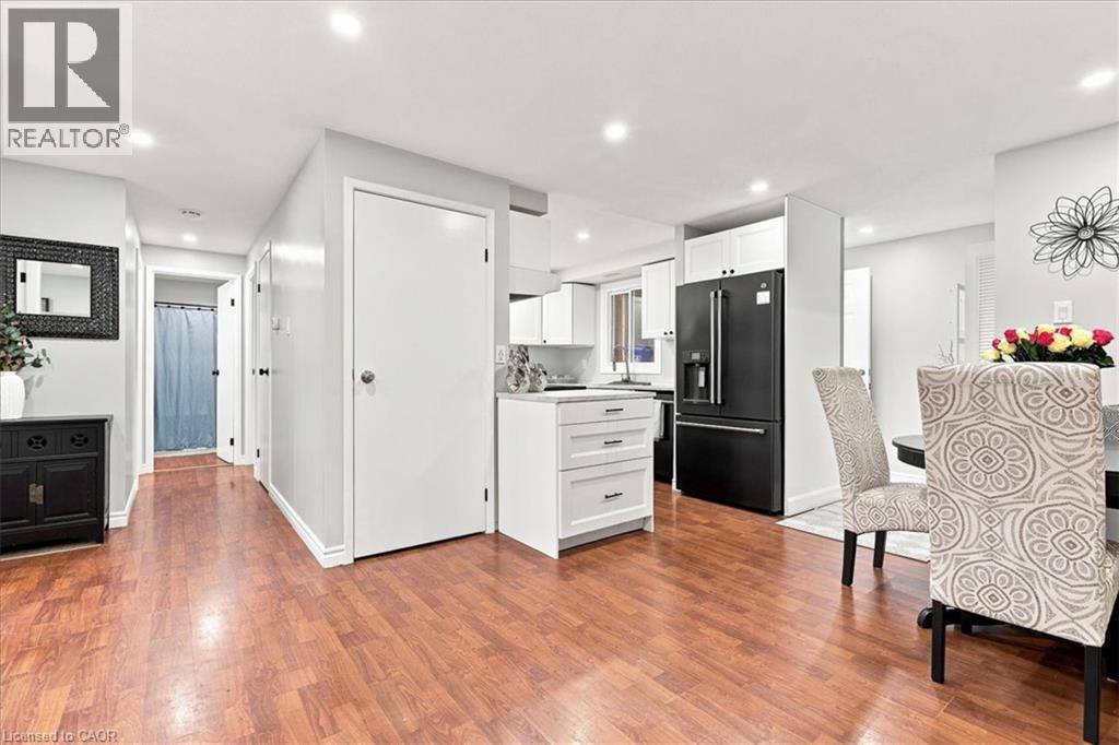 65 Glamis Road Unit# 8, Cambridge, ON - Indoor Photo Showing Kitchen