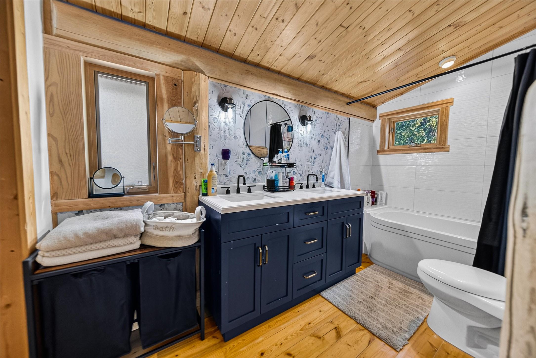 4322 Hilltop Crescent, Cranbrook, BC - Indoor Photo Showing Bathroom