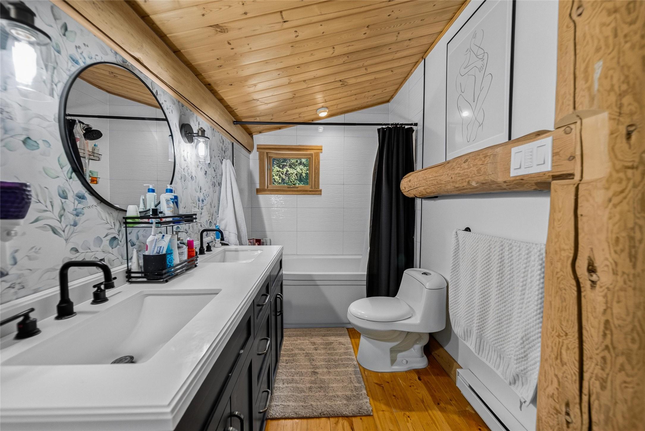 4322 Hilltop Crescent, Cranbrook, BC - Indoor Photo Showing Bathroom