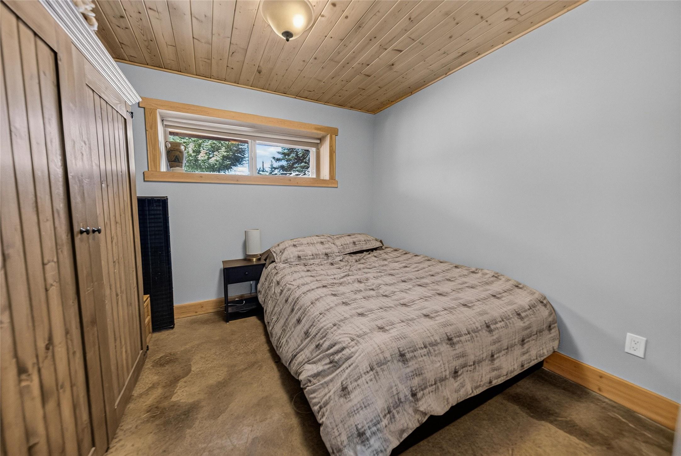 4322 Hilltop Crescent, Cranbrook, BC - Indoor Photo Showing Bedroom