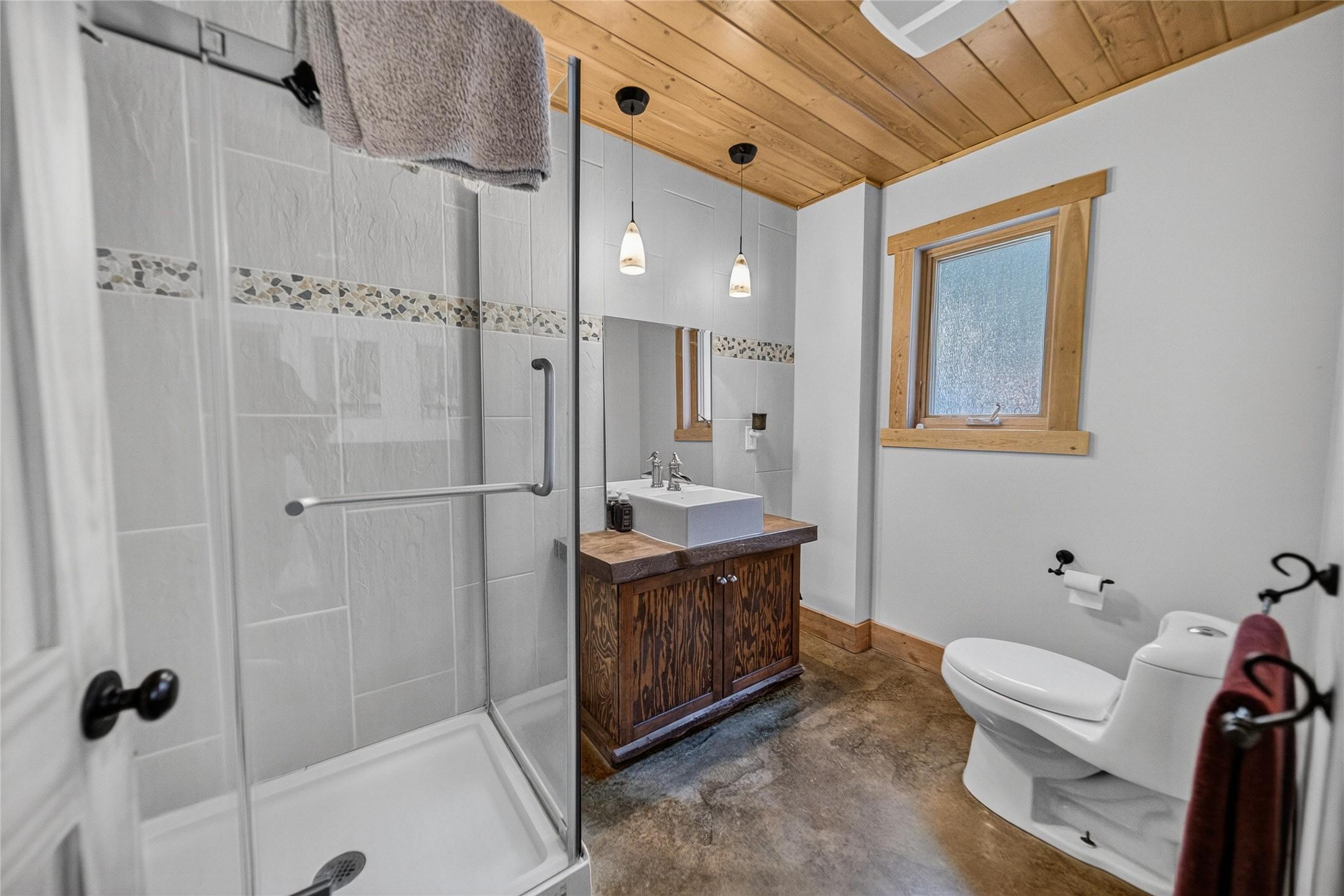 4322 Hilltop Crescent, Cranbrook, BC - Indoor Photo Showing Bathroom