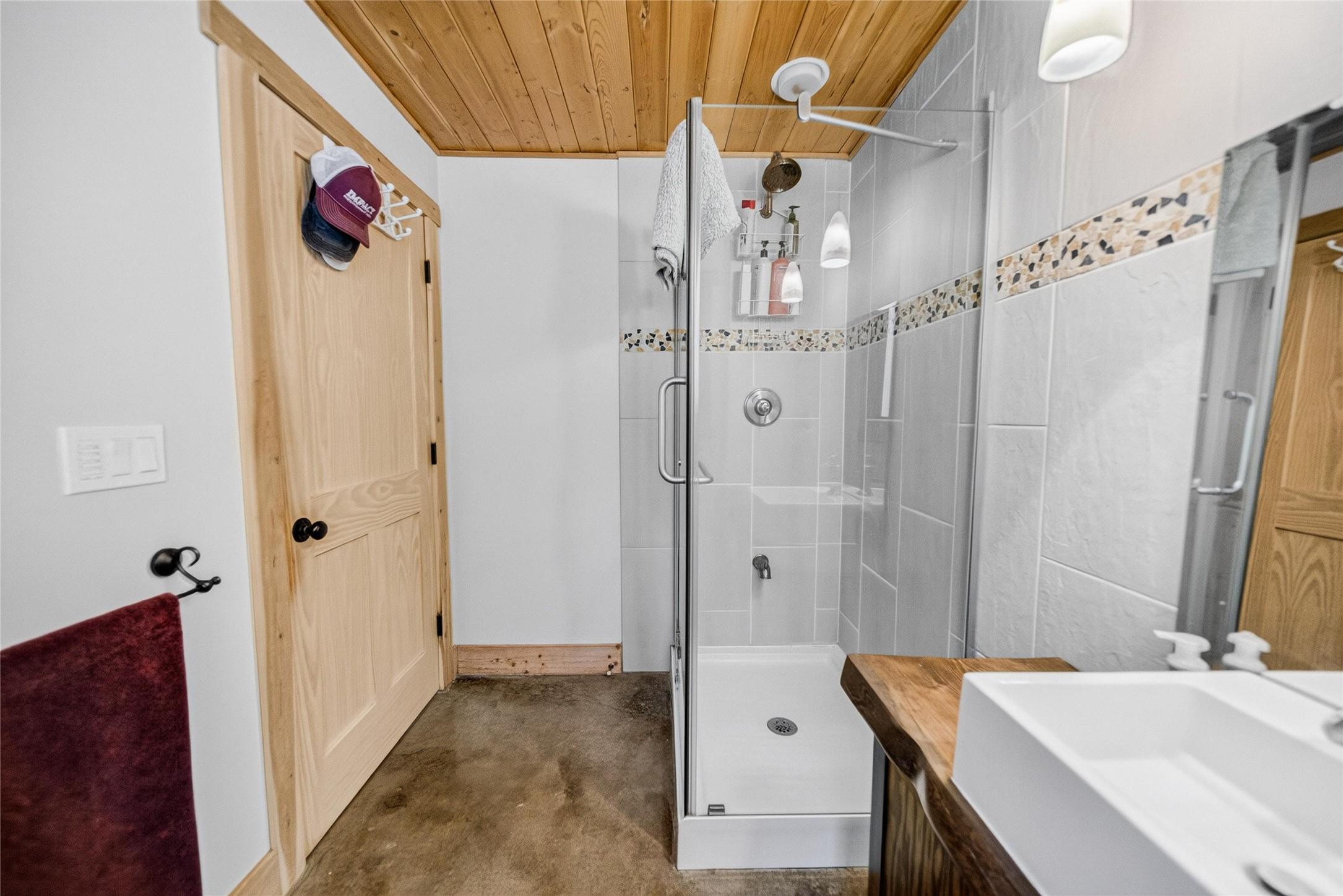 4322 Hilltop Crescent, Cranbrook, BC - Indoor Photo Showing Bathroom