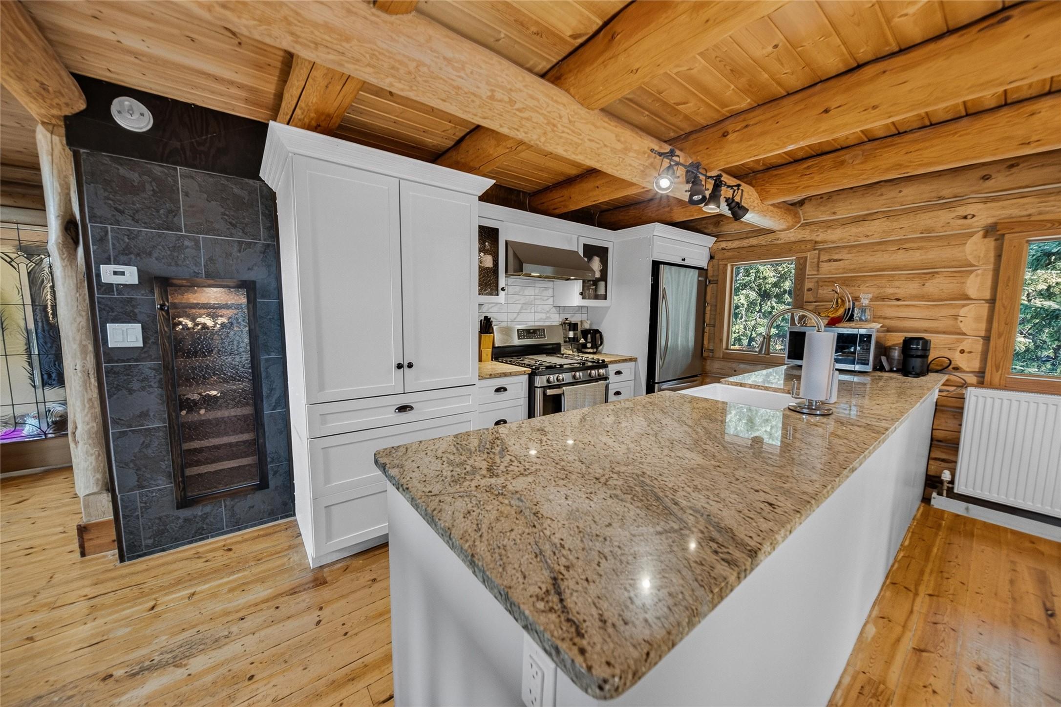 4322 Hilltop Crescent, Cranbrook, BC - Indoor Photo Showing Kitchen With Upgraded Kitchen