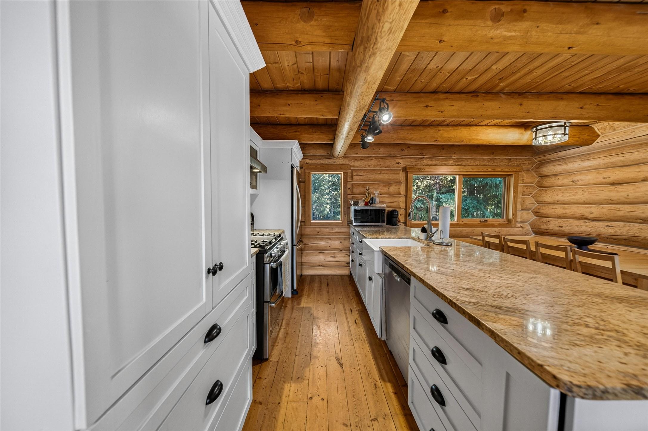4322 Hilltop Crescent, Cranbrook, BC - Indoor Photo Showing Kitchen