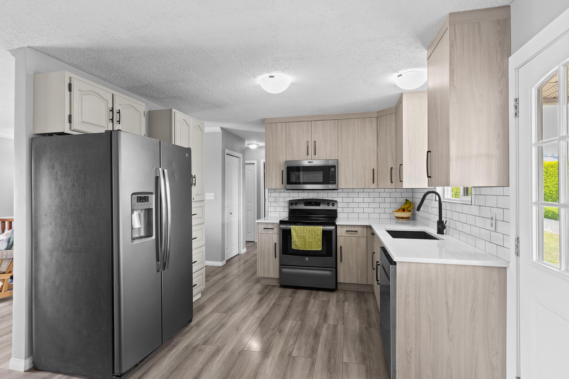 1643 Traut Court, Kelowna, BC - Indoor Photo Showing Kitchen