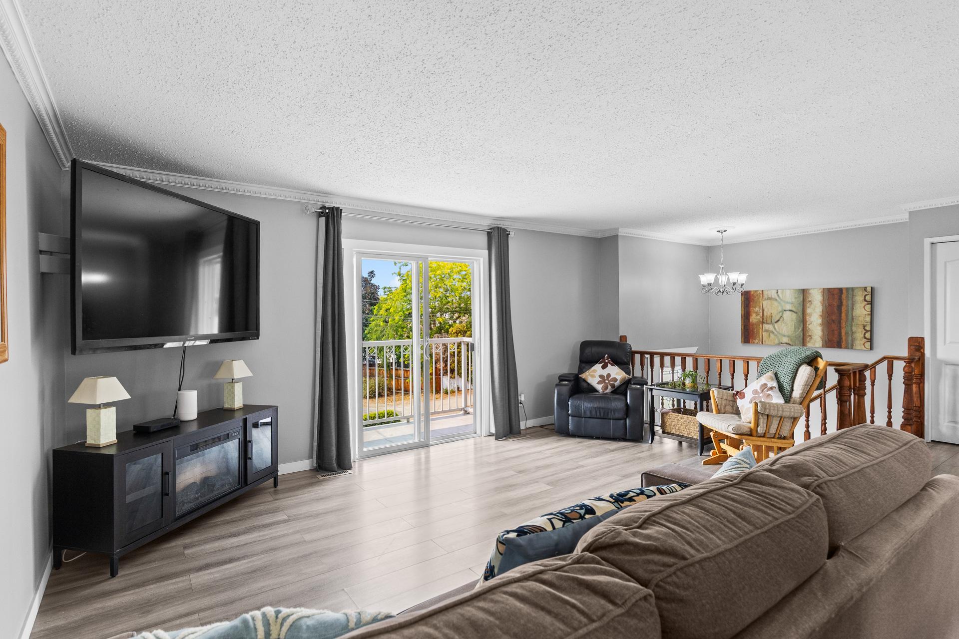 1643 Traut Court, Kelowna, BC - Indoor Photo Showing Living Room