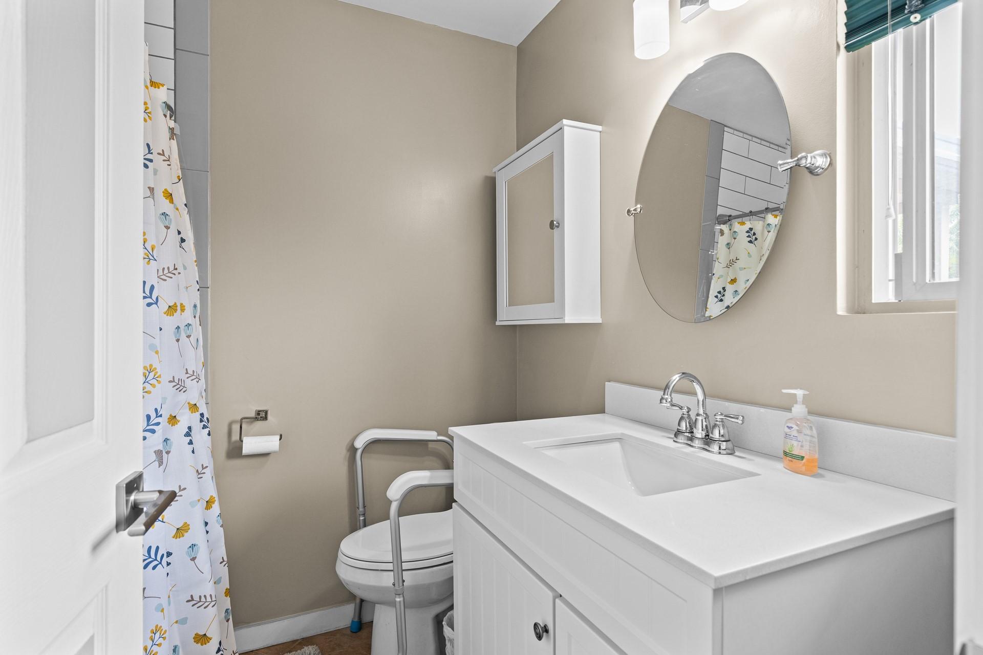 1643 Traut Court, Kelowna, BC - Indoor Photo Showing Bathroom