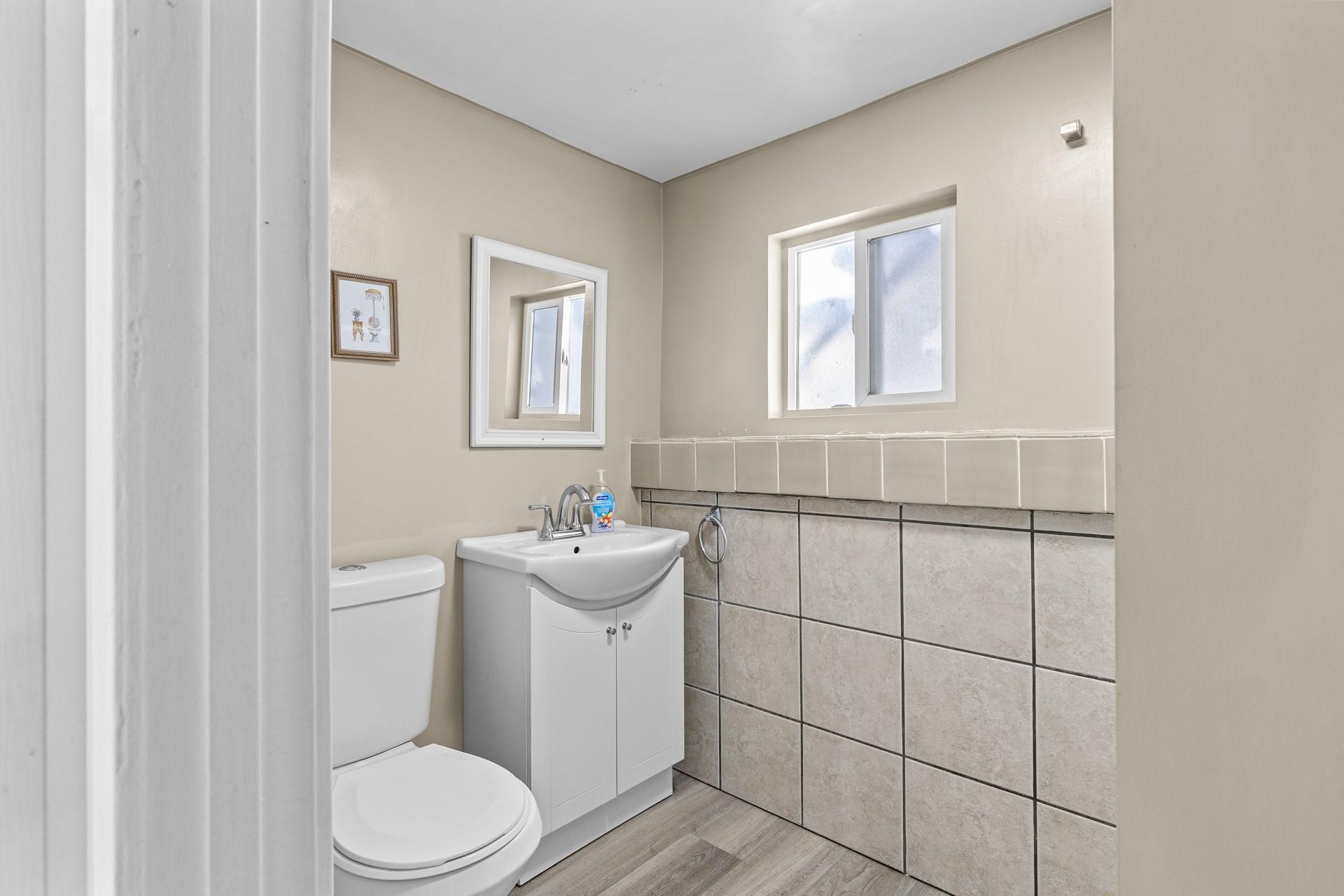 1643 Traut Court, Kelowna, BC - Indoor Photo Showing Bathroom