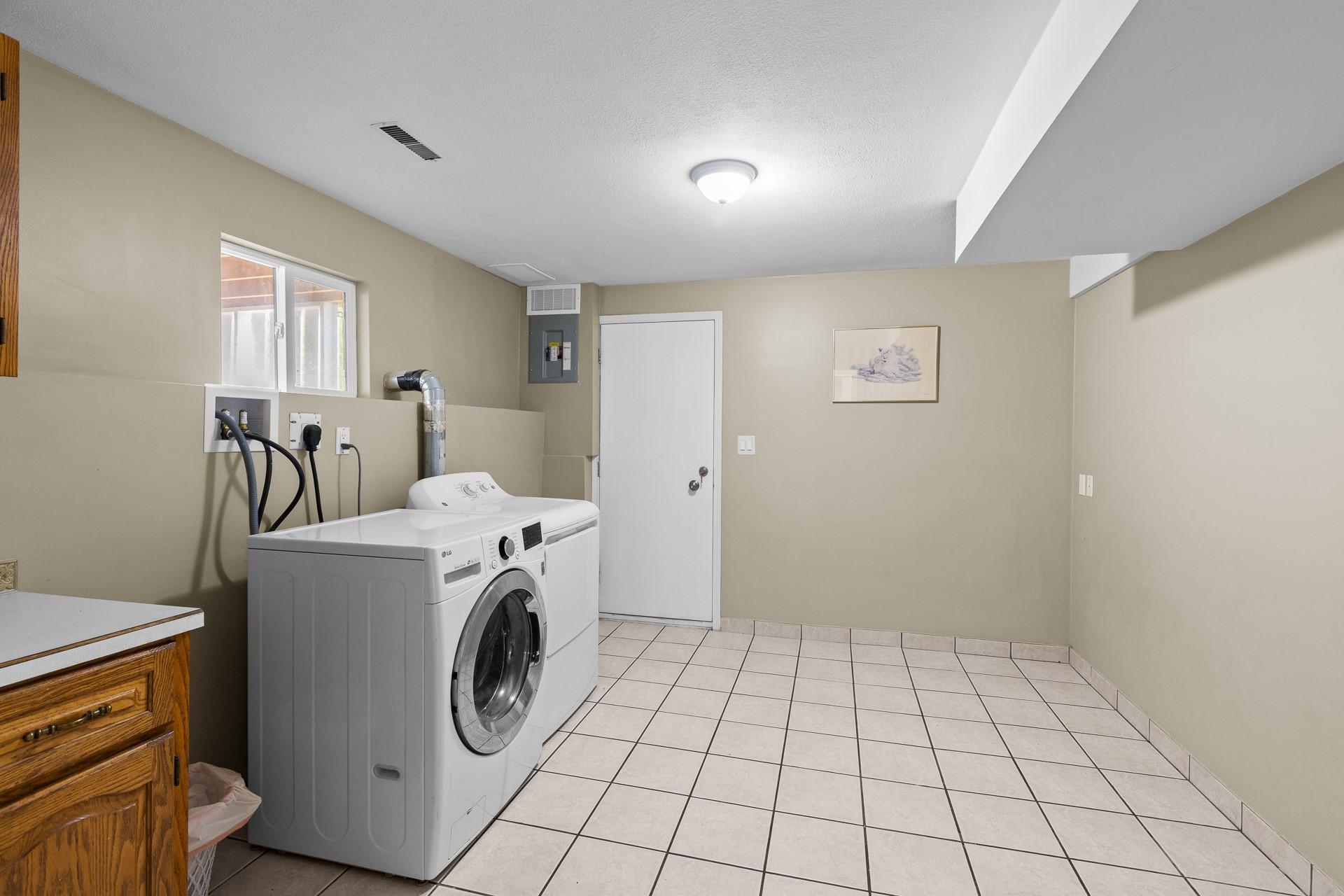 1643 Traut Court, Kelowna, BC - Indoor Photo Showing Laundry Room