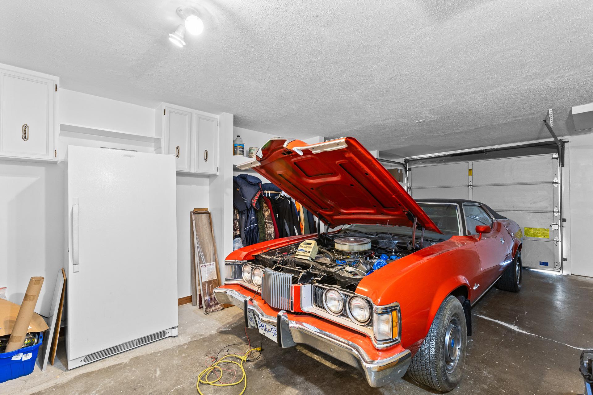 1643 Traut Court, Kelowna, BC - Indoor Photo Showing Garage